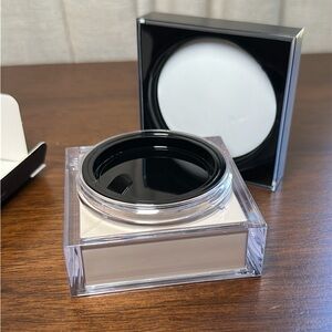 HUDA BEAUTY LOOSE BAKING AND SETTING POWDER